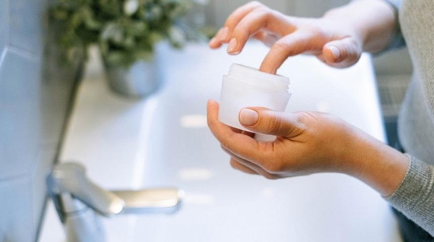 Cilt bakım &uuml;r&uuml;nlerini evde hazırlamayı sevenler i&ccedil;in: Kuru ciltlere &ouml;zel, doğal, banyo sonrası losyon tarifleri