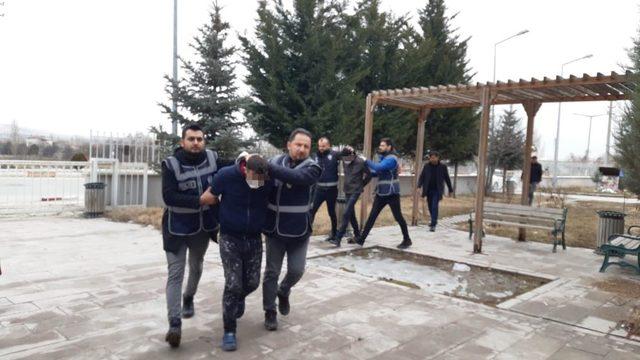 Afyonkarahisar'da kan donduran cinayet! Oğlunun arkadaşları maket bıçağıyla boğazını kesti