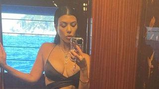 Kourtney Kardashian tepeden tırnağa transparan! Küvetin başında poz