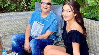 Ece Ronay büyüyen karnıyla poz verdi