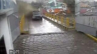 Nehir taştı, araç son anda kaçtı