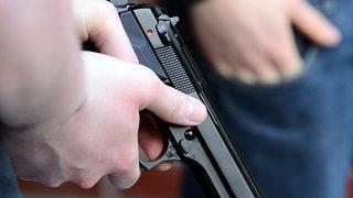 'Gücün yaşlı adama mı yetiyor' dedi, tramvayda silahını çıkarıp adamı vurdu