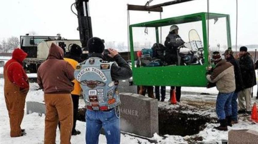 Motosikletinin üzerinde gömüldü