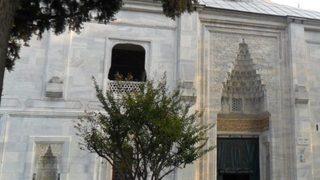 Cami kapısında şok görüntü