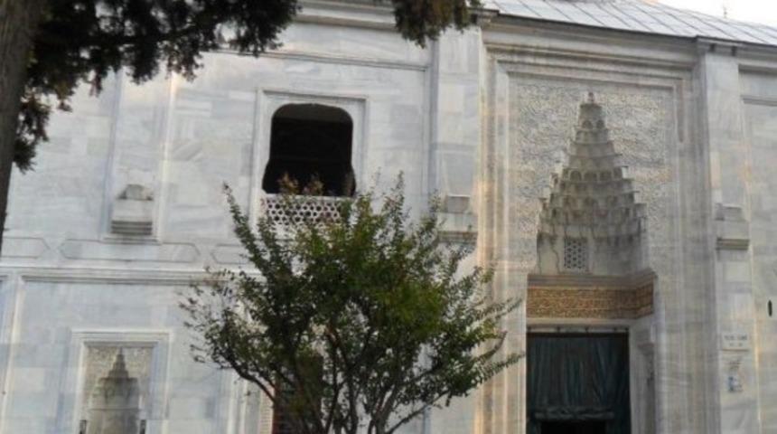 Cami kapısında şok görüntü