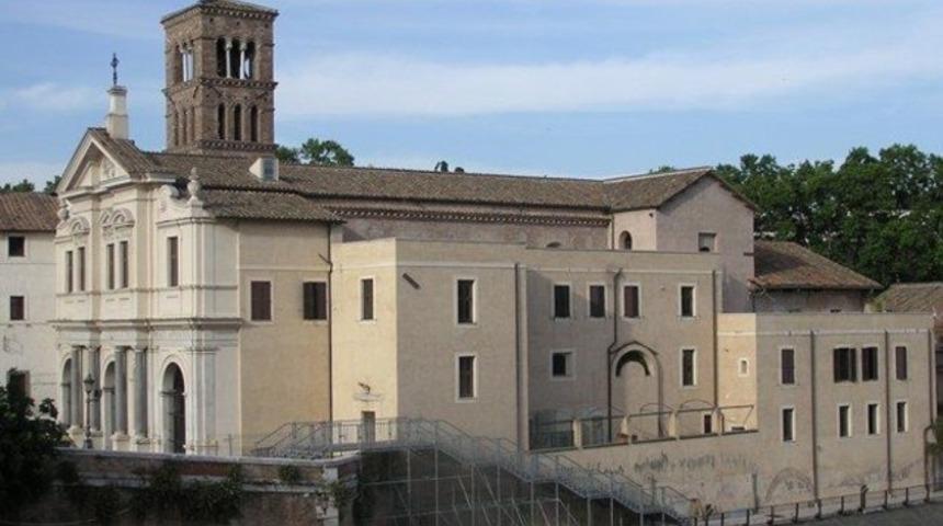 Türkler kilise restore ettirirken, İtalyan Başkan'dan Müslümanlara yasak