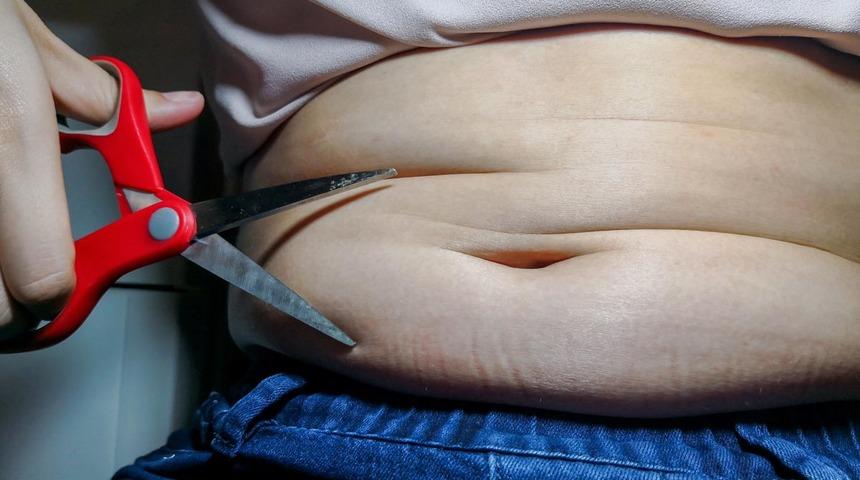 Göbek yağından bir haftada kurtulun! Yapmanız gereken çok basit