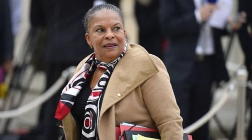 Milli marşı okumayan bakanın istifası istendi