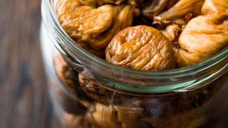 Kaynamış süte atıp içince ne öksürük kalıyor ne de boğaz ağrısı