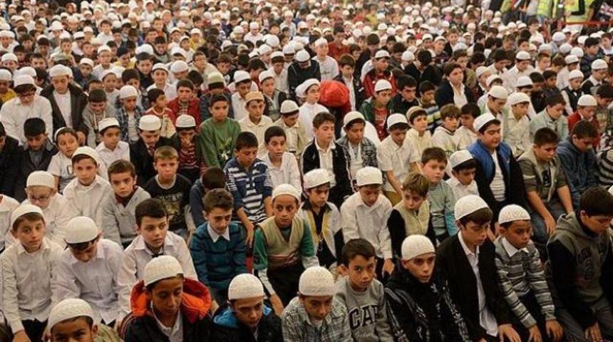 Binlerce çocuk aynı anda namaza başladı