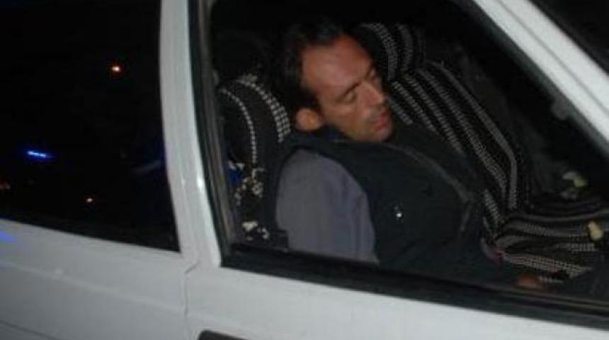 Duvara çarptıkları otomobilde sızdılar