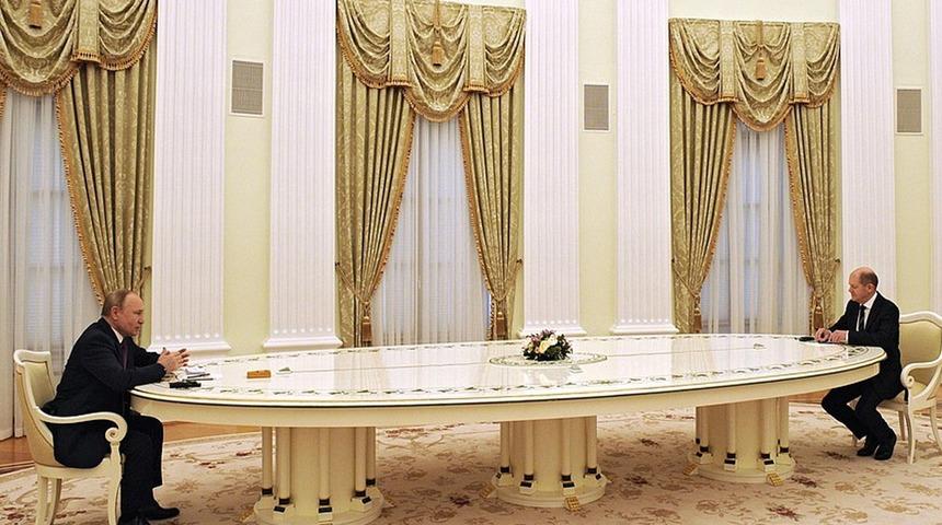 Putin ve Almanya Başbakanı Scholz ile görüştü! Yine aynı masa…