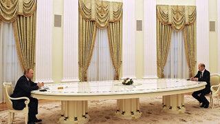 Putin ve Almanya Başbakanı Scholz ile görüştü! Yine aynı masa…