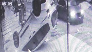 Kavşağa kontrolsüz giren araç takla attı! Kaza anı kameraya yansıdı