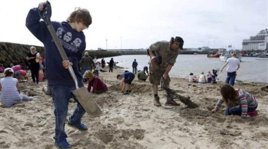 Dedektörü kapan sahile koştu