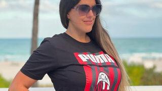 Claudia Romani sevgililer gününe plajda tek başına girdi