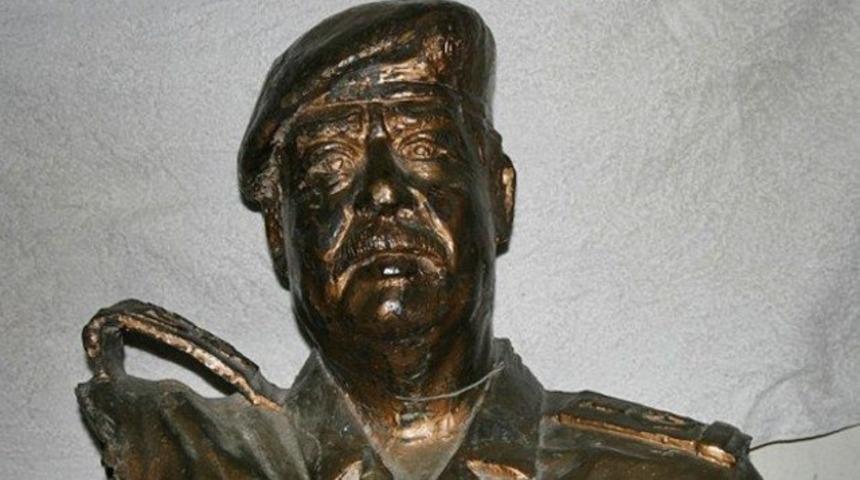 Saddam Hüseyin'in büstü 10 milyon dolara satılıyor
