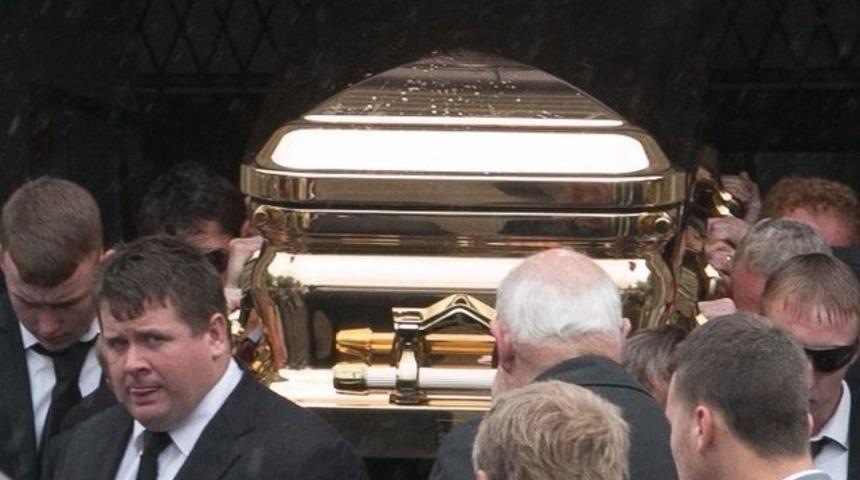 Altın tabutla gömüldü