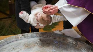 Şaşırtan detay! Tek bir kelimeyi yanlış söyleyen rahibin binlerce bebek vaftizi geçersiz kılındı