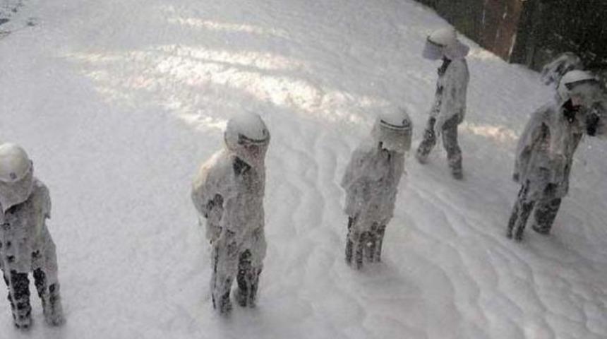 İtfaiyeciler polislere k&ouml;p&uuml;k sıktı