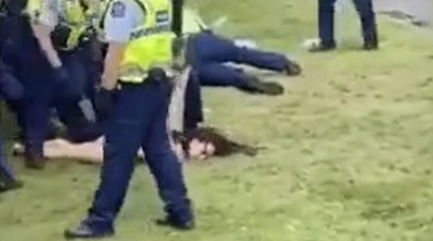 Yeni Zelanda’da aşı karşıtı kadın protesto için çırılçıplak soyundu! Polisler bariyerle kapatmaya çalıştı