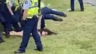 Yeni Zelanda’da aşı karşıtı kadın protesto için çırılçıplak soyundu! Polisler bariyerle kapatmaya çalıştı