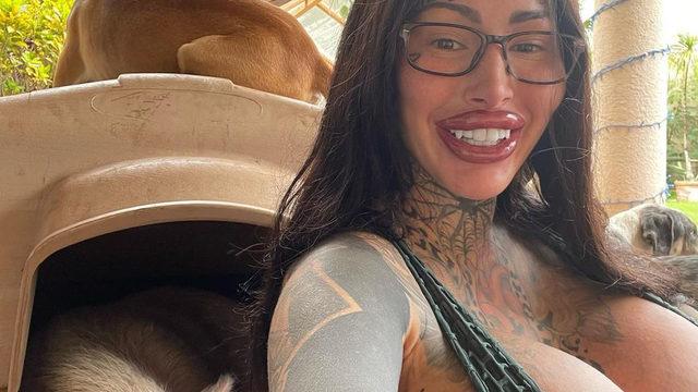 Dünyanın en büyük vajinasına sahip olmak için bıçak altına yatan fenomen iki sene sonra paylaştı! 