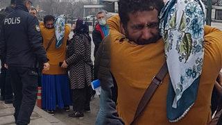 Yakının duruşması için geldiği adliyede yakalandı, yakınlarına sarılıp ağladı