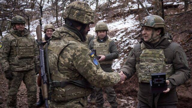 Ukrayna Devlet Başkanı Zelenski, Donetsk bölgesinde Rusya yanlısı ayrılıkçılarla karşı karşıya olan Ukrayna birliklerini ziyaret etti, 6 Aralık 2021