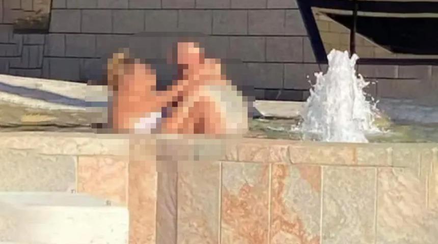 Şehrin ortasında akılalmaz görüntü! Çevredekilere aldırış etmeden süs havuzunda cinsel ilişkiye girdiler