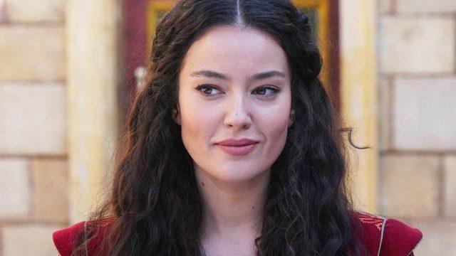 Barbaroslar Akdeniz'in Kılıcı'nın Isabel'i Pelin Akil eşiyle dudak dudağa pozunu paylaştı