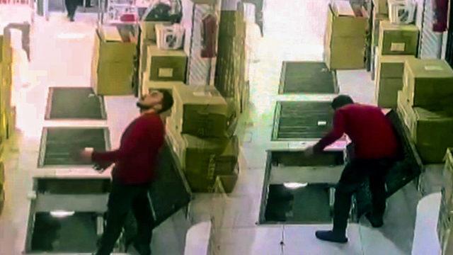 Cep telefonuna bakarak yürürken açık ızgaradan aşağıya düştü