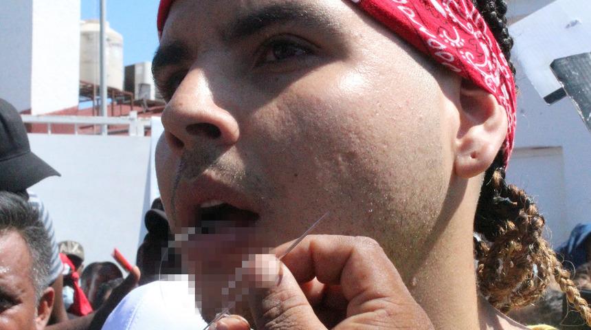 Göçmenler açlık grevine başladı! Şoke eden görüntü... Birbirlerinin ağızlarını dikiyorlar