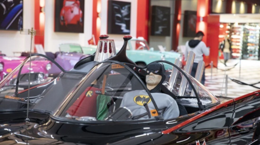 Klasik araç tutkunları Key Museum’a akın etti! Batman filminde kullanılan arabanın benzerine yoğun ilgi gösterildi