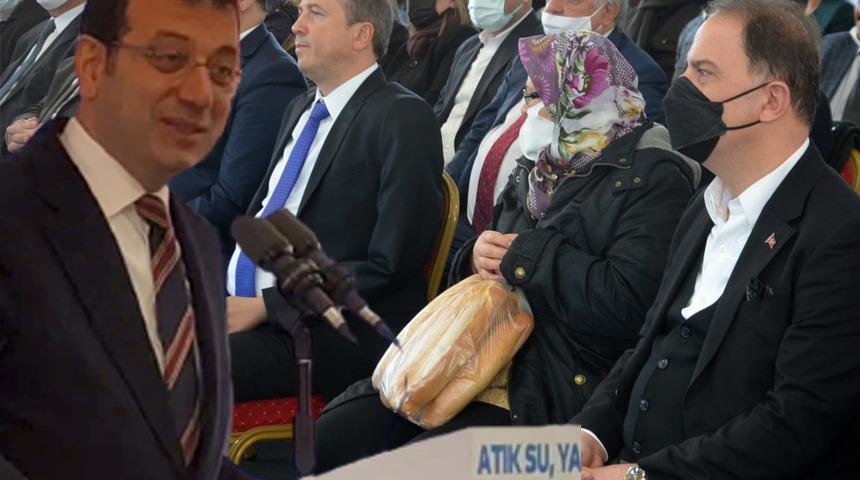 Ekrem İmamoğlu'nun konuşmasında dikkat çeken kare! Elinde ekmek poşetiyle koltuğuna oturdu