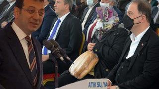 Ekrem İmamoğlu'nun konuşmasında dikkat çeken kare! Elinde ekmek poşetiyle koltuğuna oturdu