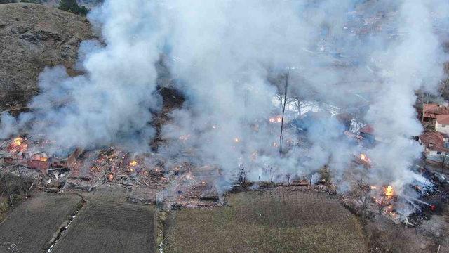 Ciddi bir yangın! Kastamonu'da köy alevlere teslim oldu! Havadan böyle görüntülendi