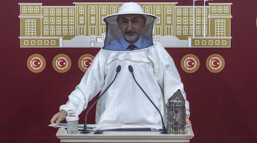 CHP milletvekili Mustafa Adıgüzel arıcı kıyafetiyle basın toplantısı düzenledi
