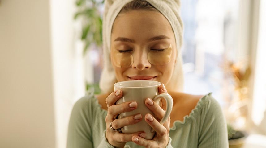 Göz altı morluğunu makyajsız kapatmanın yolları