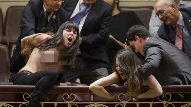 Femen bu kez mecliste soyundu