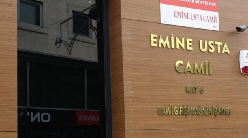 Trabzon'da şaşkına çeviren görüntü! Bu camiye mağazadan giriliyor, asansörle çıkılıyor