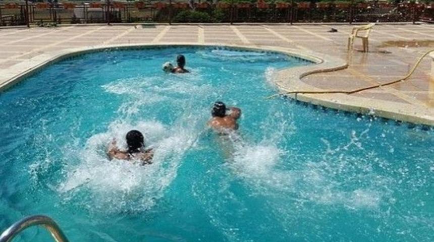 IŞİD militanlarının havuz keyfi