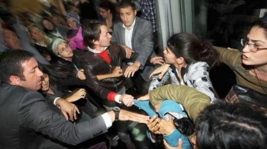 Protestocu kadınlara erkek şiddeti