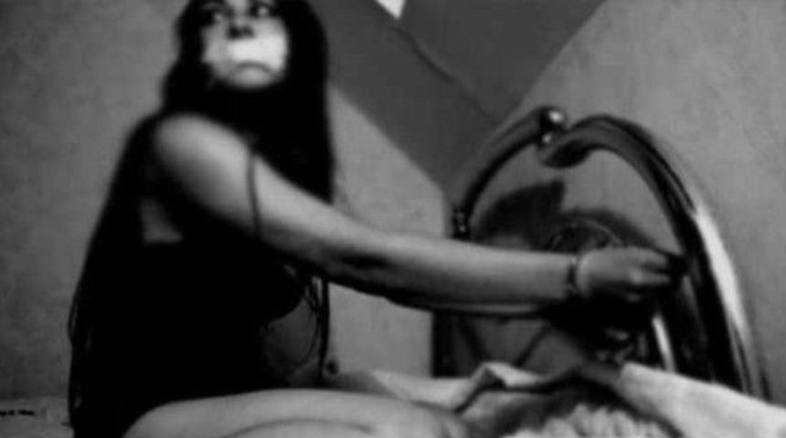 Tecavüz ettiği kadınlarla 'selfie' çektirmiş