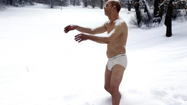 Üniversite kampüsünde çıplak bir adam