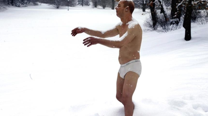 &Uuml;niversite kamp&uuml;s&uuml;nde &ccedil;ıplak bir adam