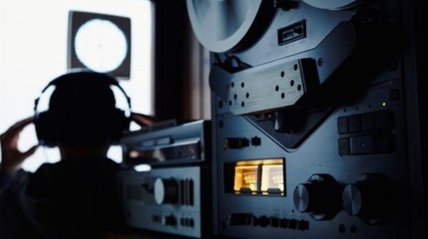 TİB çalışanı 3 ay eşini dinlemiş!