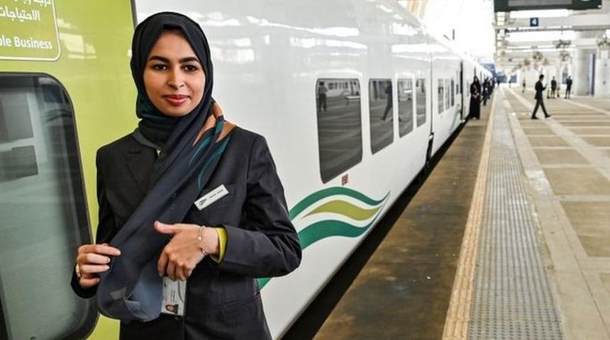 Suudi Arabistan'da kadın makinistler: 30 kadın tren s&uuml;r&uuml;c&uuml;s&uuml; olarak işe alınacak, 28 bin kadın başvurdu
