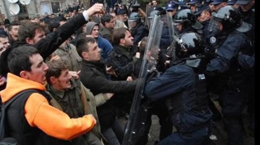 &Ouml;ğrenciler direndi, rekt&ouml;r istifa etti 