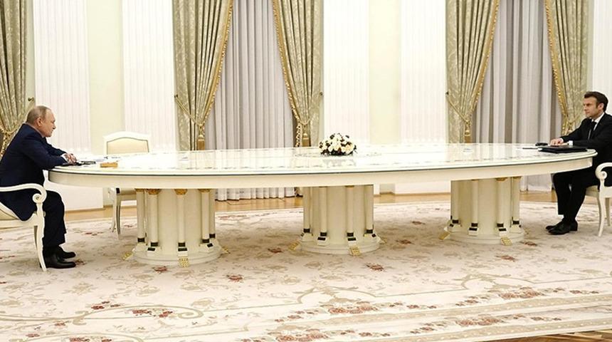 Macron'un ziyaretinde gündem olmuştu! 'Putin'in masası' iki ülkeyi birbirine düşürdü